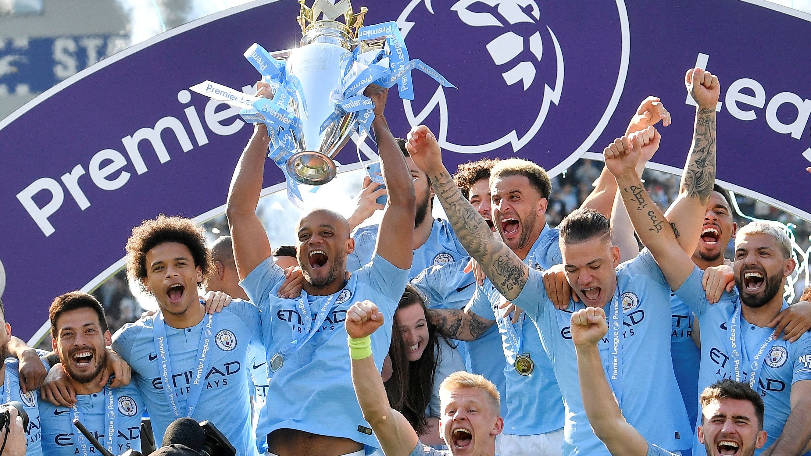 邮报：明年世界杯上下半场中段设强制补水时间，每次三分钟（邮报：明年世界杯每半场中段将设3分钟强制补水暂停）