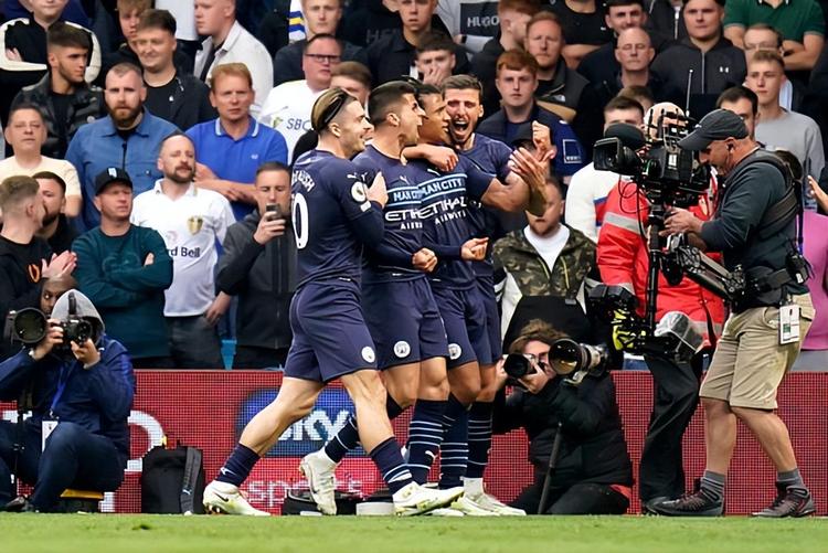 快船大胜巩固西部排名（快船大捷，稳居西部前列）