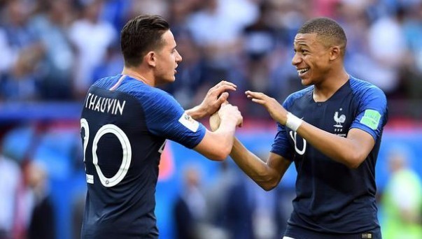 湖人浓眉哥篮下统治球队获胜（戴维斯内线称霸助湖人取胜）