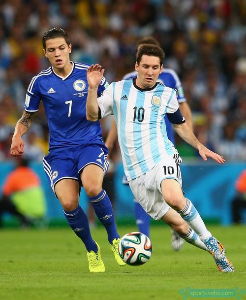 这脚传球是不是开挂？（这一脚传球逆天了吧？）