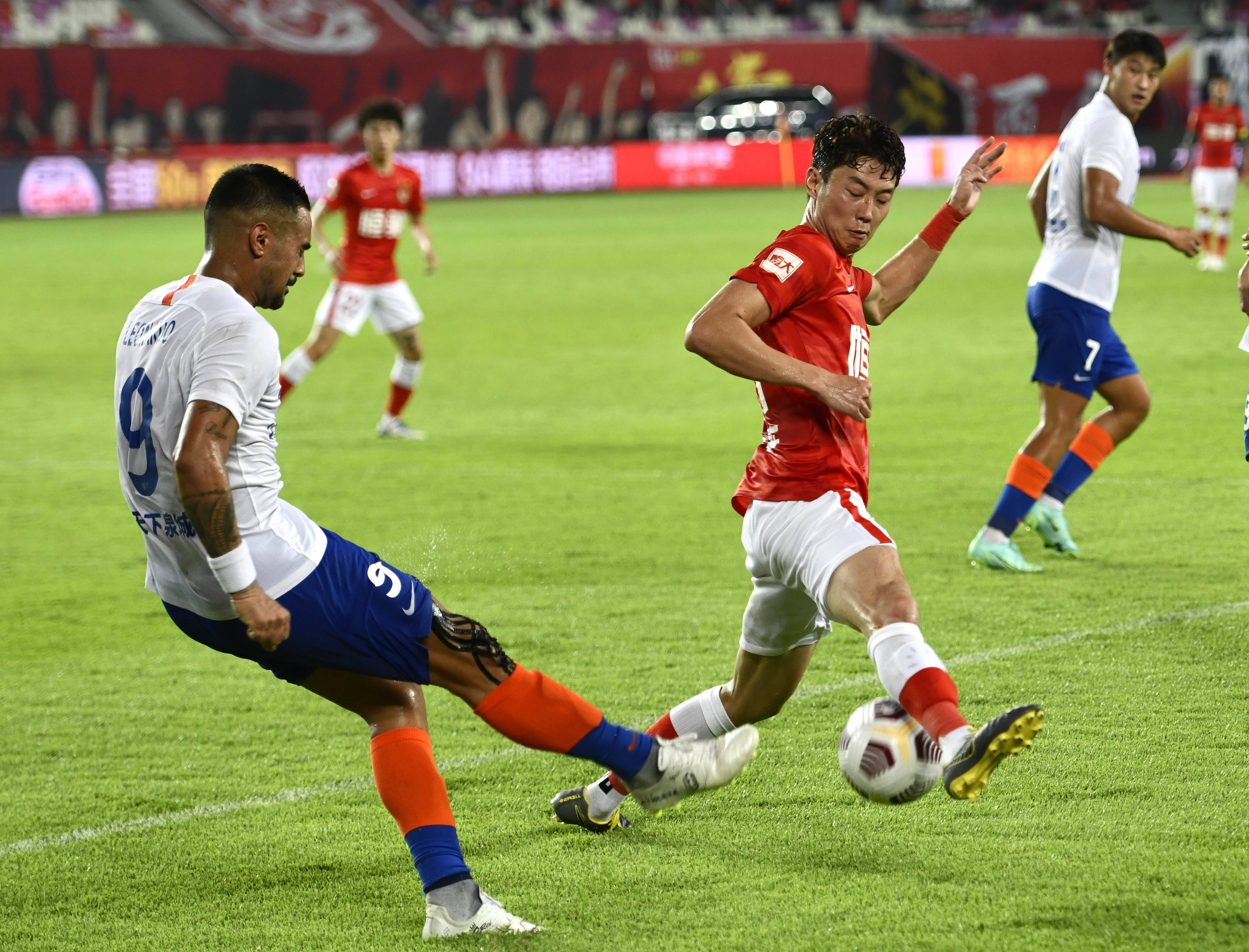 阿斯报谈英格兰10号位竞争：罗杰斯目前是贝林厄姆的最大威胁（阿斯报：英格兰10号位之争，罗杰斯成贝林厄姆最大对手）